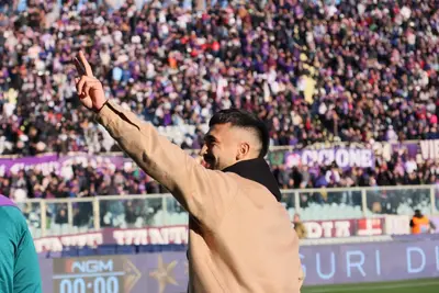 Gonzalez saluta i tifosi. Foto: Vicario/Fiorentinanews.com