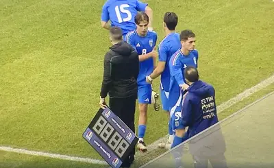 Il centrocampista viola Jonas Harder, con la maglia numero 8