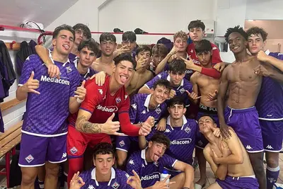 La Fiorentina Under 17 esulta nello spogliatoio dopo una vittoria