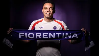 Viery con la sciarpa della Fiorentina. (da ACF Fiorentina)