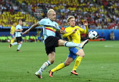 Nainggolan in azione col Belgio contro la Svezia