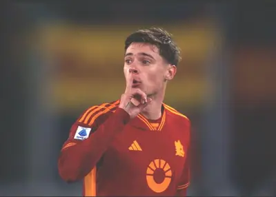 Gesto polemico di Zalewski dopo l'espulsione in Roma-Fiorentina. Foto: Fiorentinanews.com