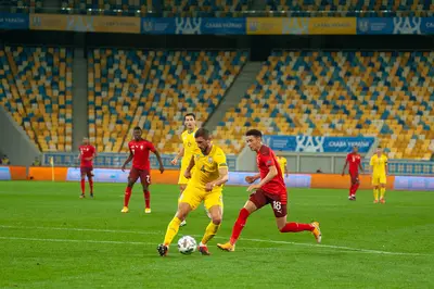 Ruben Vargas va a caccia del pallone con la Svizzera, nella sfida contro l'Ucraina
