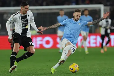 Lorenzo Lucca in pressing su Manuel Lazzari