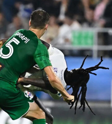 Moise Kean tirato per i capelli da Sarapii. (da Instagram: @moise_kean)
