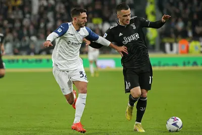 Kostic contrastato da Cataldi durante Juventus-Lazio