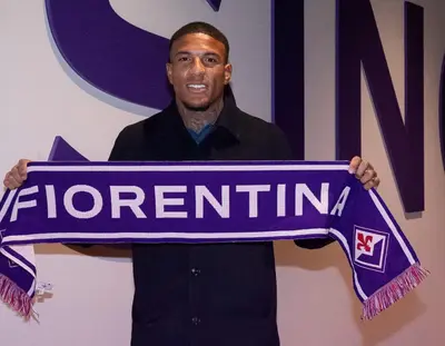 Michael Folorunsho con la sciarpa viola. (credits: @acffiorentina, Instagram)