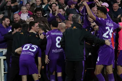 Kean esulta con i tifosi viola. Foto: Vicario/Fiorentinanews.com