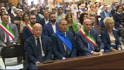 Il sindaco tra i banchi della chiesa dell'Immacolata (dietro i dirigenti di Fdi)