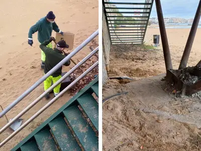 La pulizia del bivacco sulla spiaggia di viale Gramsci