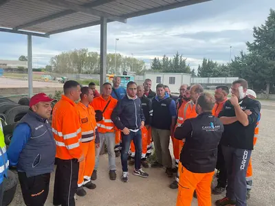 Mungari al centro con i lavoratori di Caccuri