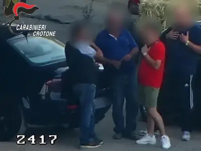 Frame di un'intercettazione video diffusa dai Carabinieri di Crotone