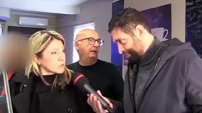 Michele Macrì intervista il vicesindaco Rossella Belvedere e dietro il sindaco Tonino Amato