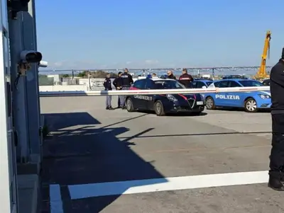 Carabinieri e Polizia nel porto di Crotone dopo il decesso di Fabio Correale (Foto: Ansa)