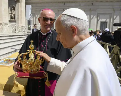 Papa Leone XIV e monsignor Piccioli alla benedizione della corona