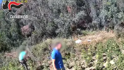 Due delle persone sottoposte a custodia cautelare catturate dalla telecamere di sorveglianza