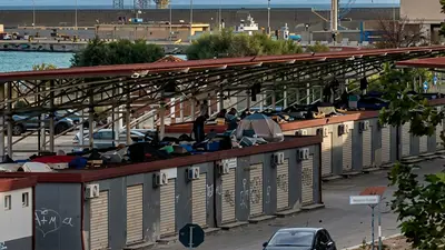 Bivacco di migranti in piazzale Nettuno a Crotone