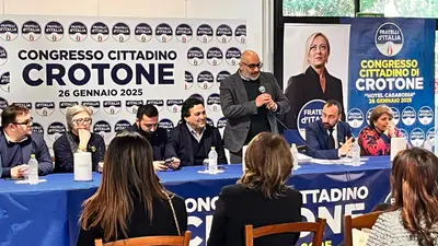 Il tavolo della presidenza del Congresso cittadino di Fratelli d'italia a Crotone