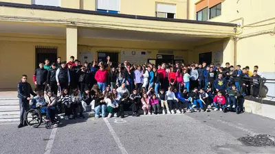 Gli alunni dell'Istituo comprensivo "Karol Wojtyla - Gioacchino da Fiore"