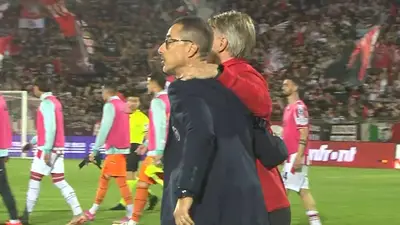 L'abbraccio a fine match tra i tecnici Longo (Crotone) e Vecchi (Vicenza)