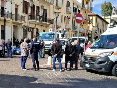Il momento dello sgombero alla presenza del presidio interforze coordinato dalla Prefettura
