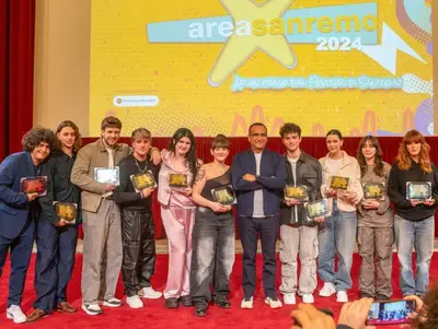 Carlo Conti con i dieci finalisti