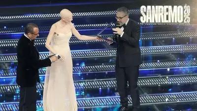 Brunori riceve il premio Bardotti da Bianca Balti
