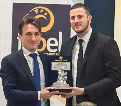 Da sinistra, il rettore Greco e lo scultore Affidato