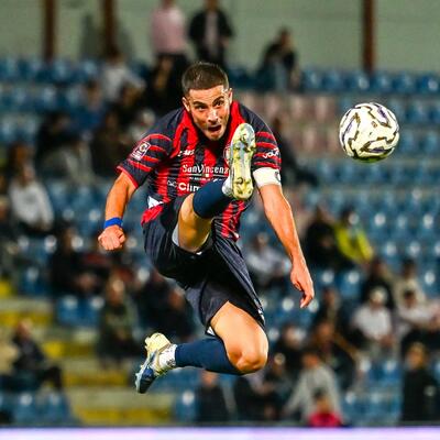 L'attaccante del Crotone Gomez in acrobazia
