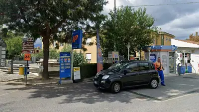L'unico distributore presente a Belvedere di Spinello all'ingresso del paese (foto repertorio)