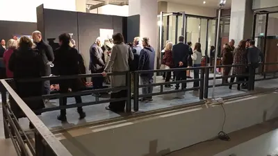 Gerardo Sacco sotto i rilfettori delle telecamere alla mostra