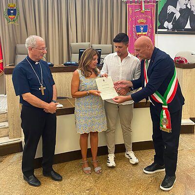 Da sinistra: monsignor Caiazzo, Giusy Orlando, Alessandro Ferrerio e il sindaco Voce