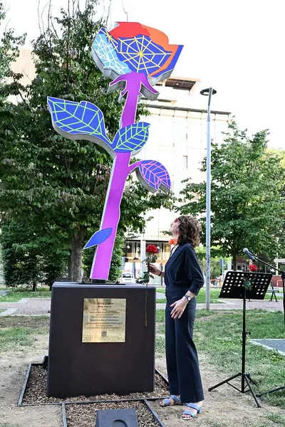 La Rosa scultura di Marco Lodola (2)