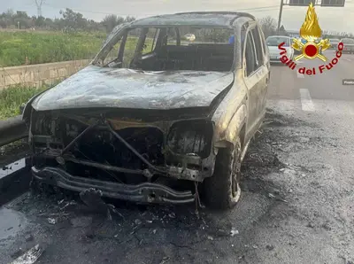 incendio salento auto