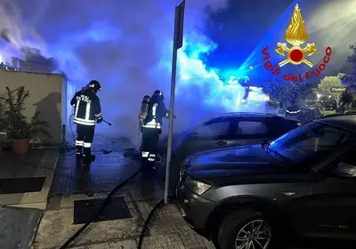 vigili del fuoco spengono incendio a lecce