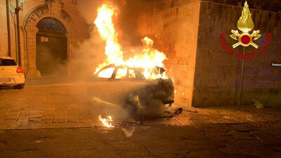 auto incendiata lecce