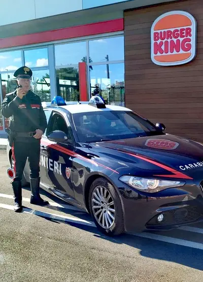 volante carabinieri al burger king lecce