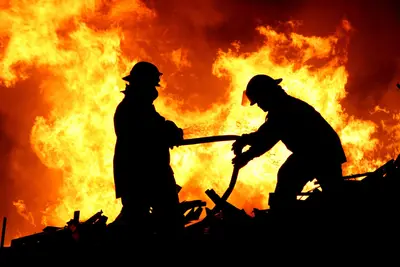Vigili del fuoco spengono le fiamme