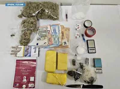 Foto materiale sequestrato -logo