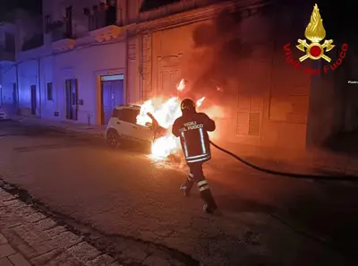i vigili del fuoco spengono l'incendio