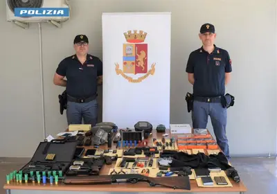 polizia mostra gli oggetti sottoposti a sequestro