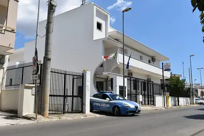 Esterno del Commissariato di Polizia di Taurisano, con una vettura della Polizia parcheggiata davanti all'ingresso.