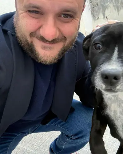 Il sindaco di Nardò Pippi Mellone con un cane