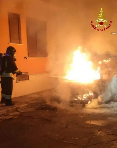 Auto in fiamme