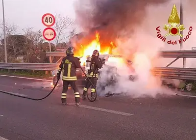 vigili del fuoco spengono incendio maserati