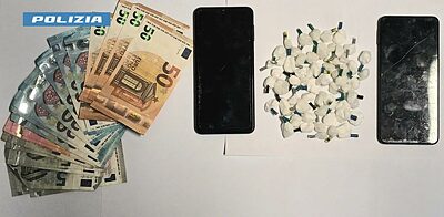 contanti droga e cellulari sequestrati dalla polizia di taurisano