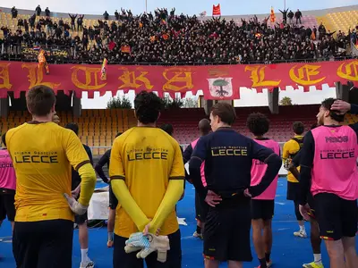 giocatori lecce sotto curva nord