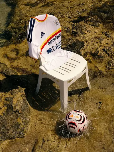 seconda maglia lecce su sedia e pallone
