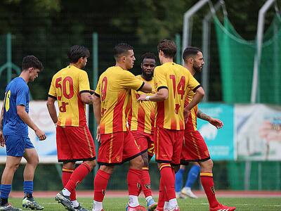 gruppo lecce esulta dopo gol alla carrarese