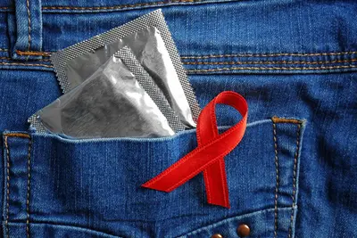 Preservativi in tasca e nastro contro Aids